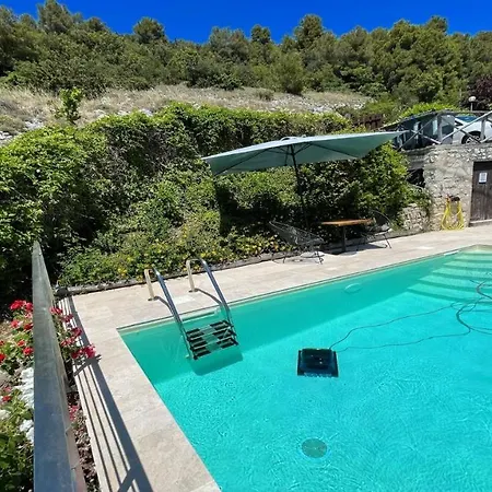 Pool And Detached In Its Own Private Grounds * سبوليتو